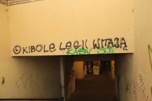 Napis nad zejściem z peronu "Kibole Legii witają".