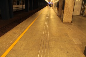 Ścieżka prowadząca i linia kontrastowa wzdłuż peronu 3.