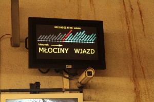 Ekran informacyjny na ścianie stacji metra Centrum.