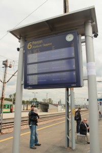 Informacja pasażerska na peronie.