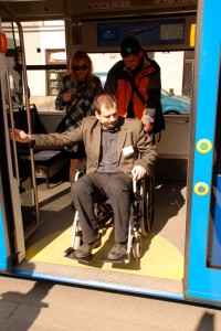 mężczyzna na wózku zastanawia się jak wyjechać z tramwaju, patrzy na próg
